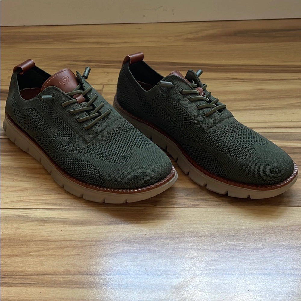New Men's Green Casual Shoes Size 9.5 or 43 Euro